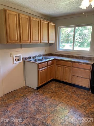 Building Photo - 5435 Lantana Ave