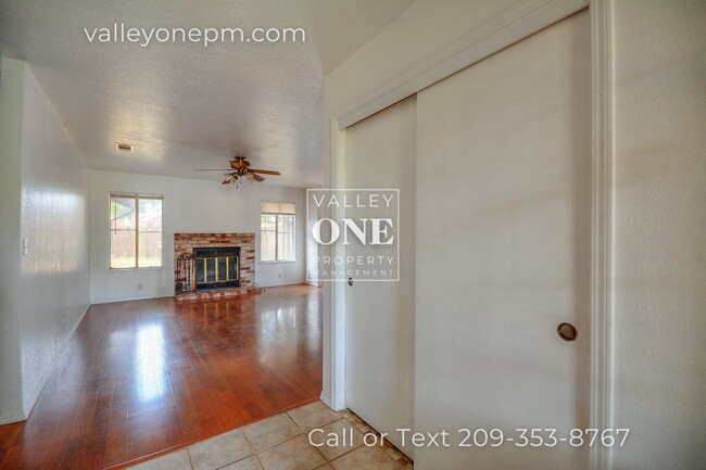 Building Photo - Quiet cul-de-sac location, RV/boat storage...