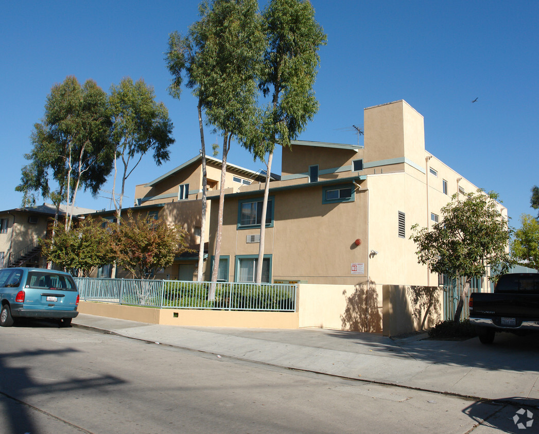 Building Photo - Garden Villas