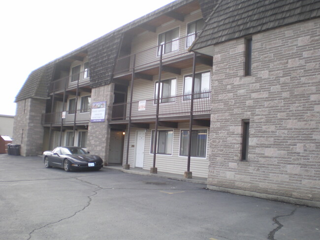 Building Photo - 825 N Grand Ave
