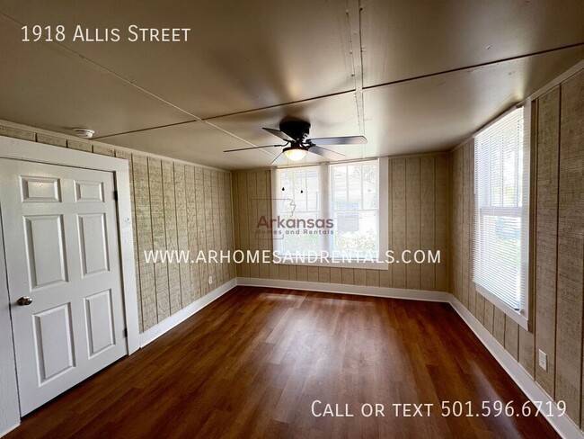 Building Photo - 1918 Allis St
