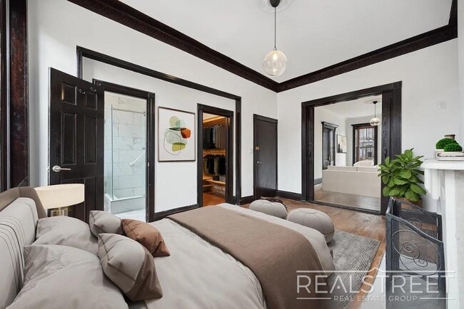 Foto del edificio - Timelessly Renovated Historic Triplex with...