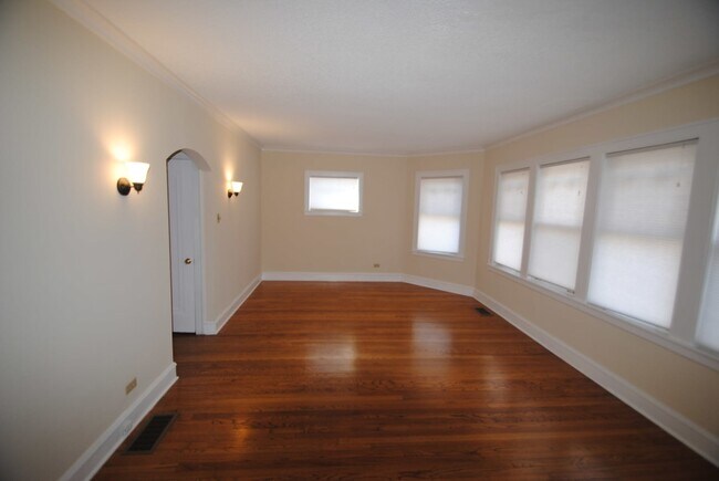 Building Photo - 923 Bristol Ave