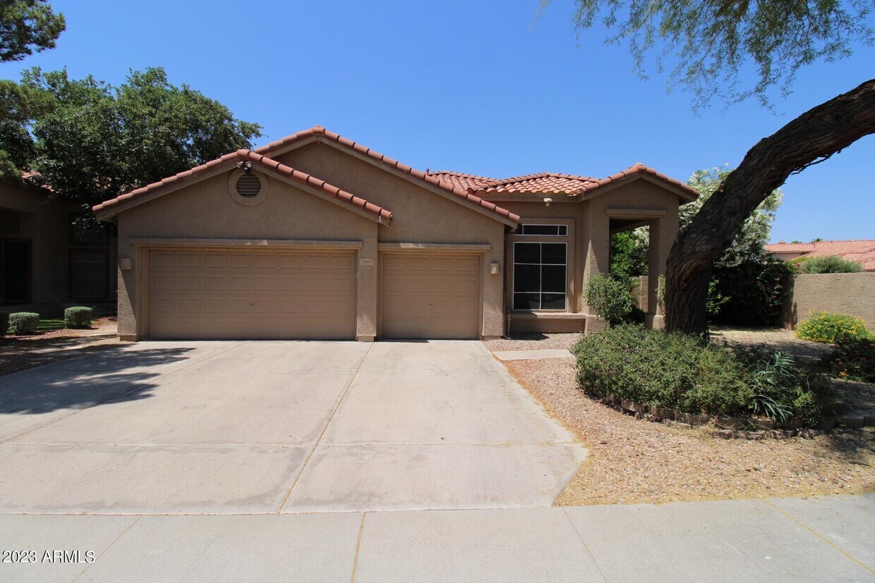 Foto principal - 5997 W Aurora Dr