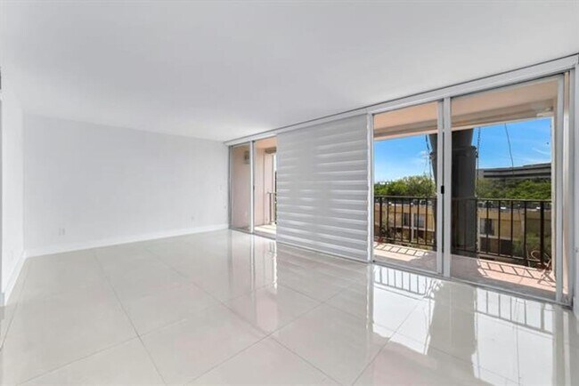 Foto del edificio - 9240 Fontainebleau Blvd