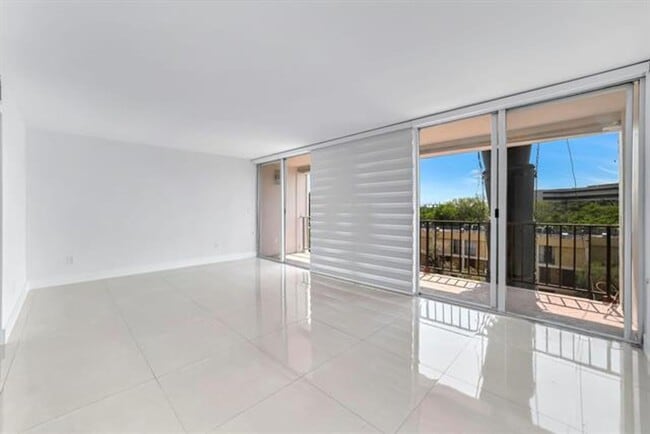 Building Photo - 9240 Fontainebleau Blvd