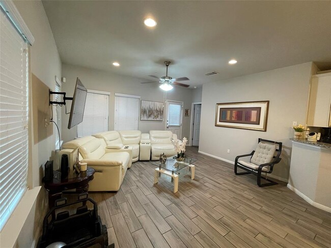 Foto del edificio - 2304 S Lakeline Blvd