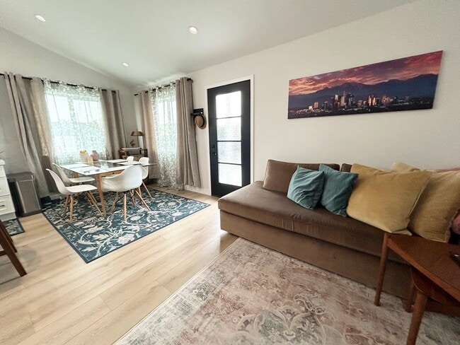 Espacio de estar y mesa de comedor. - 4415 Catalpa St