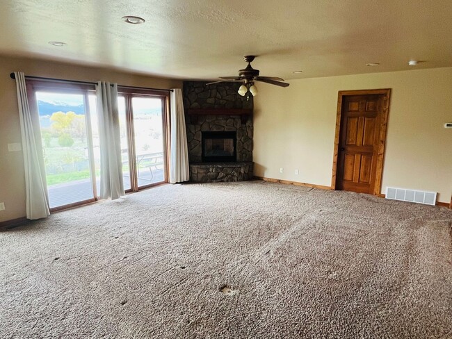 Building Photo - Walk to the lake, Beautiful Huntsville hom...