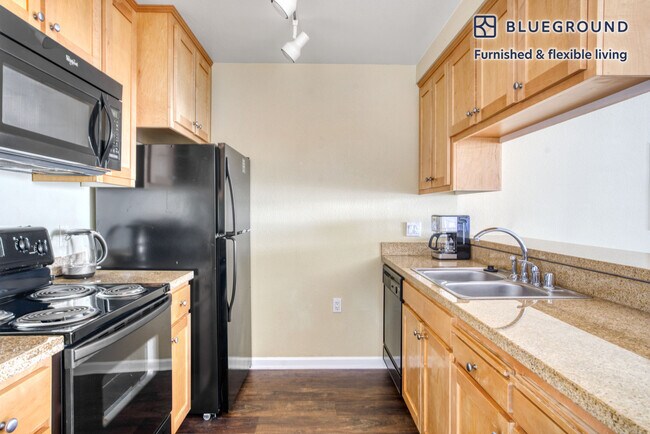 Foto del edificio - 853 Commodore Dr