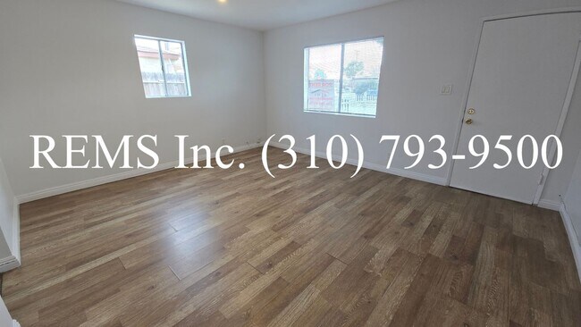 Foto del edificio - Detached Front House with Laundry Hookups and Garage Parking