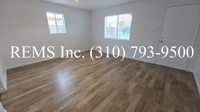 Building Photo - Detached Front House with Laundry Hookups and Garage Parking