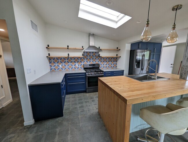 Foto del edificio - 3674 E 4th St