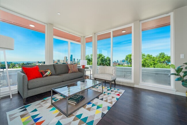 Foto del edificio - 1321 E John St