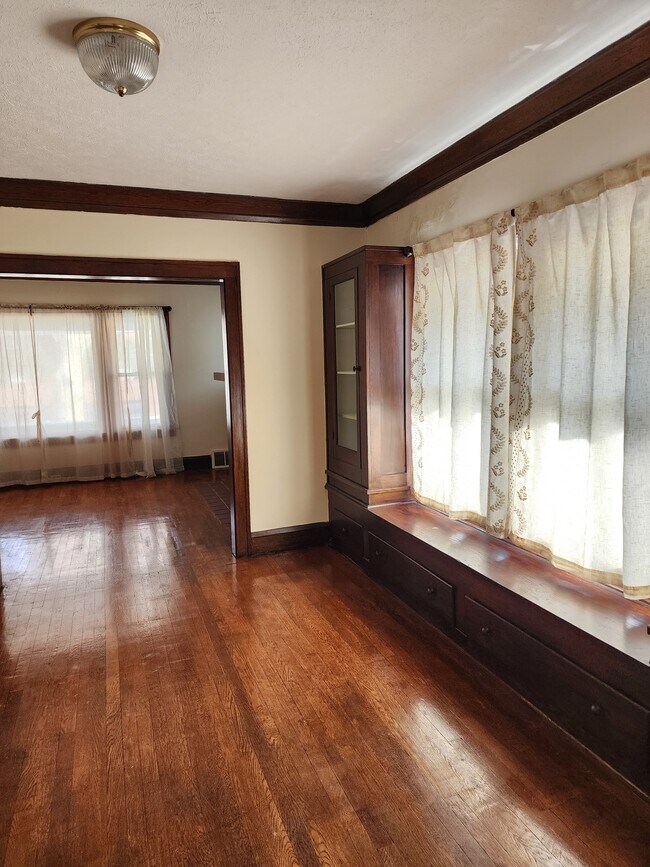 Amplio comedor con suelo de madera y armarios empotrados. Incluye cortinas. - 1382 Webb Rd