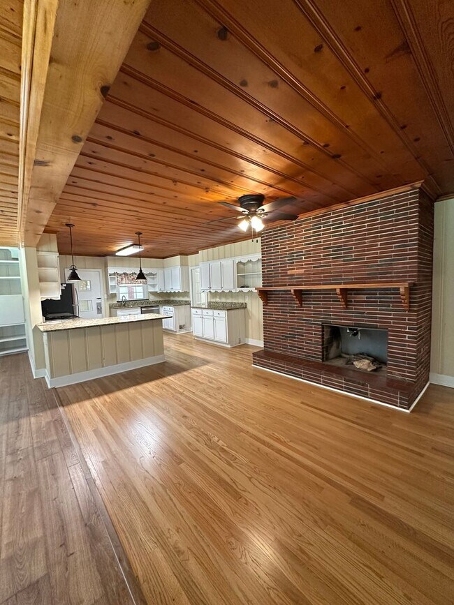 Building Photo - 3 Bedroom Ranch in Gainesville!