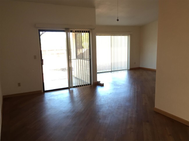 Foto del edificio - 257 N Schrader Ln