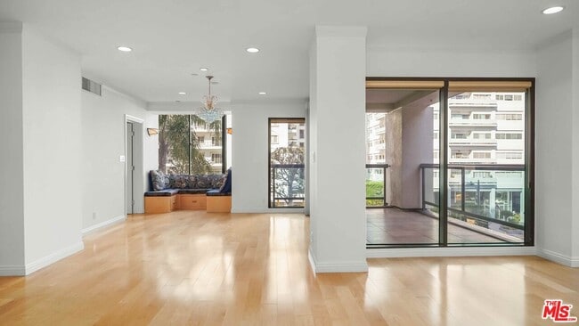 Building Photo - 10724 Wilshire Blvd