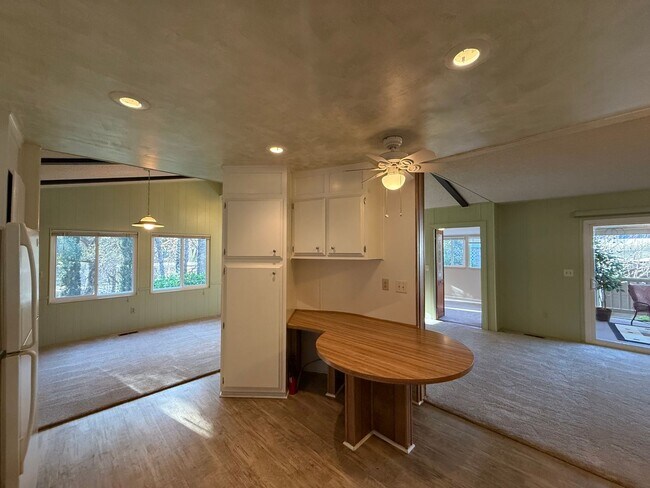 Foto del edificio - Beautiful 2B 2BA Home w/ AC, Parking, W/D, and Community Amenities!