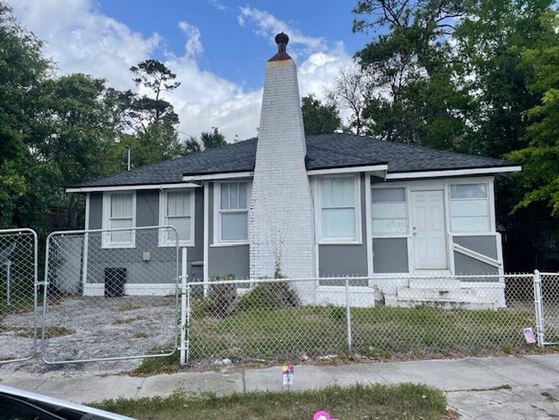 Primary Photo - Cute Bungalow