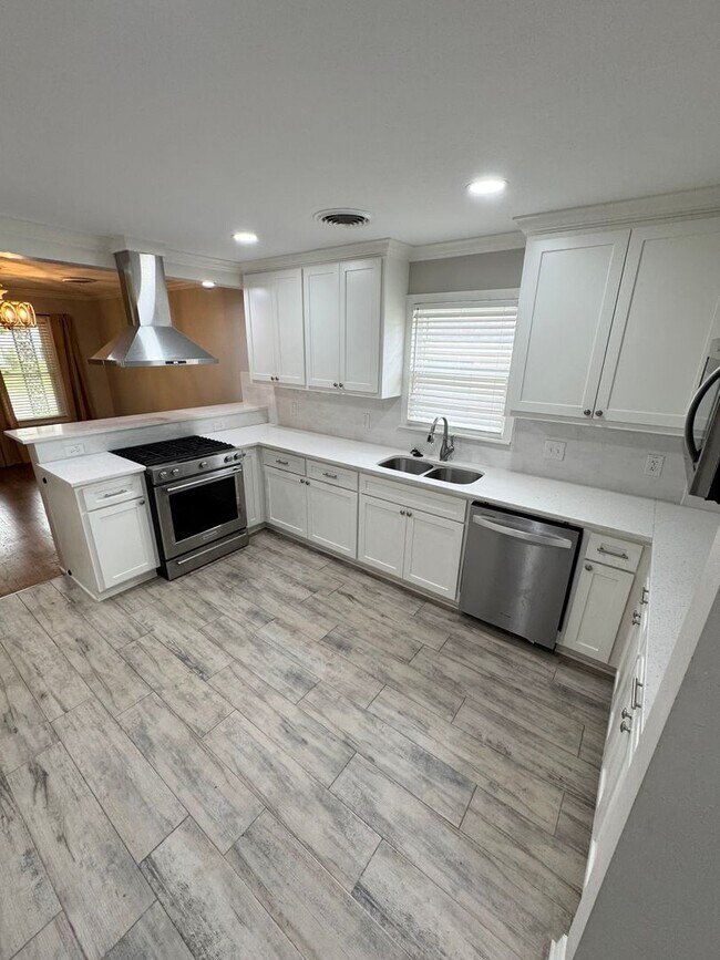 Building Photo - Broadmoor Home!