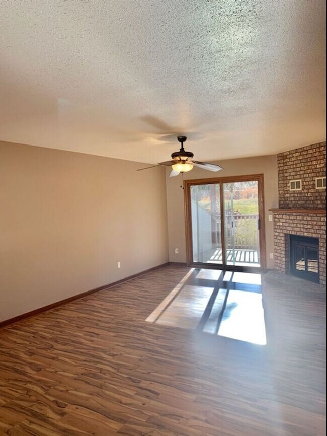 Foto del edificio - Exceptional 2 Bedroom, 2 Bath Ranch Townhome with 2 Car Attached Garage in Fort Collins, CO