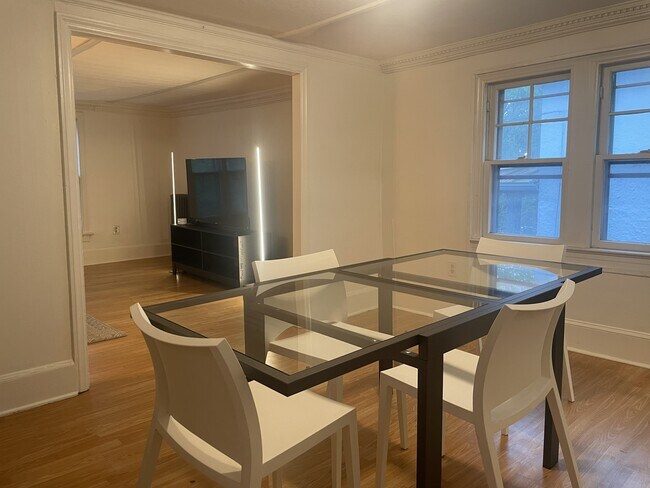 viviendo - 826 N Aurora St