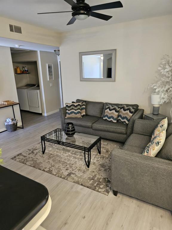 Foto del edificio - 9050 W Warm Springs Rd
