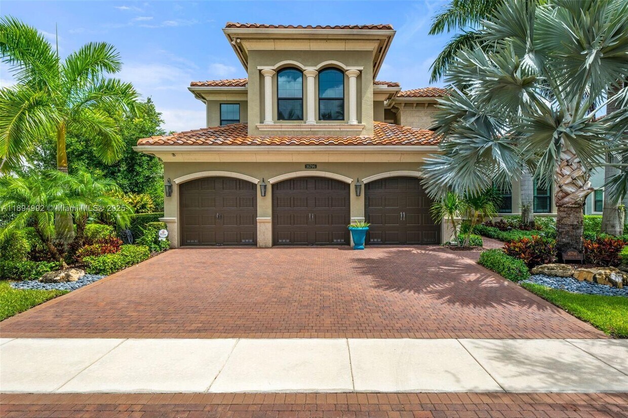 Foto principal - 16796 Strasbourg Ln