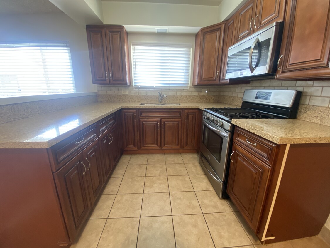 Kitchen - 7461 Canby Ave
