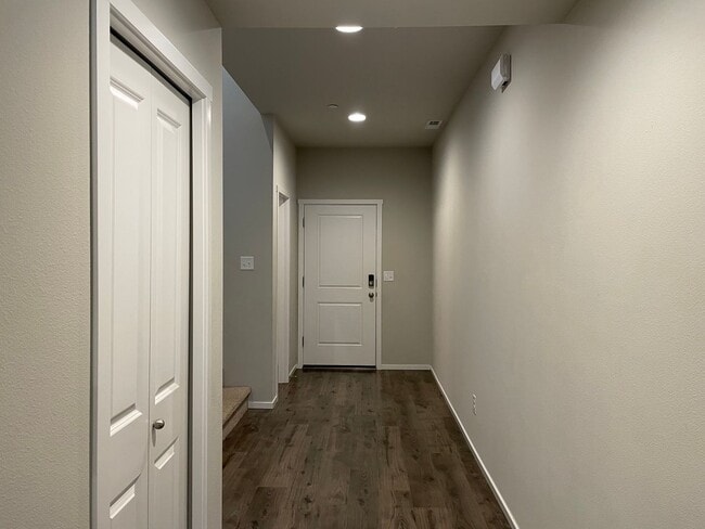 Building Photo - Newer Home Located In A Beautiful Master P...