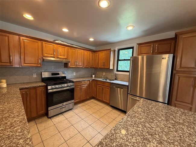 Building Photo - 423 Halstead Ave