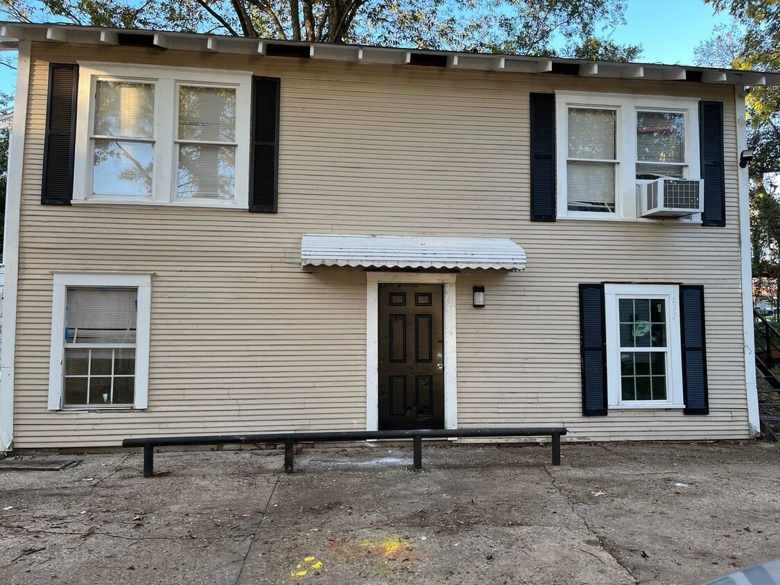 Primary Photo - Highland Apt!