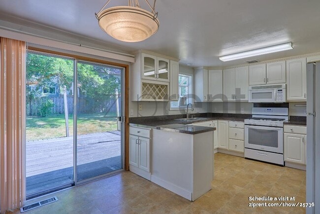 Building Photo - 13426 SW 61st Ave