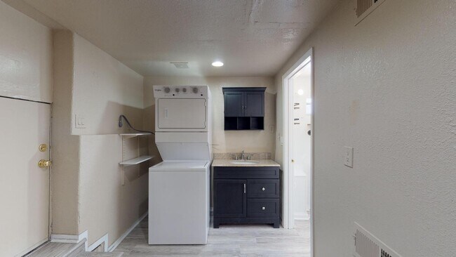 Building Photo - Room in 8 Bedroom Home at 380 N 13th St