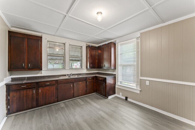 Foto del edificio - "Charming 2-Bed, 1-Bath Gem on Avenue H – ...