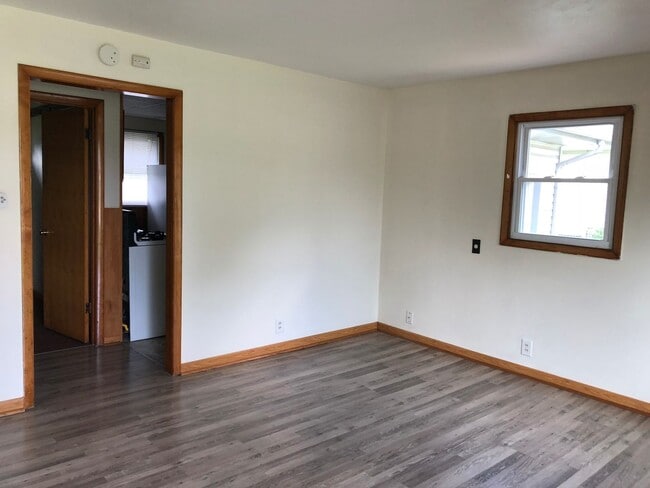 Building Photo - Comfy 2-Bedroom Home with Garage in Moline