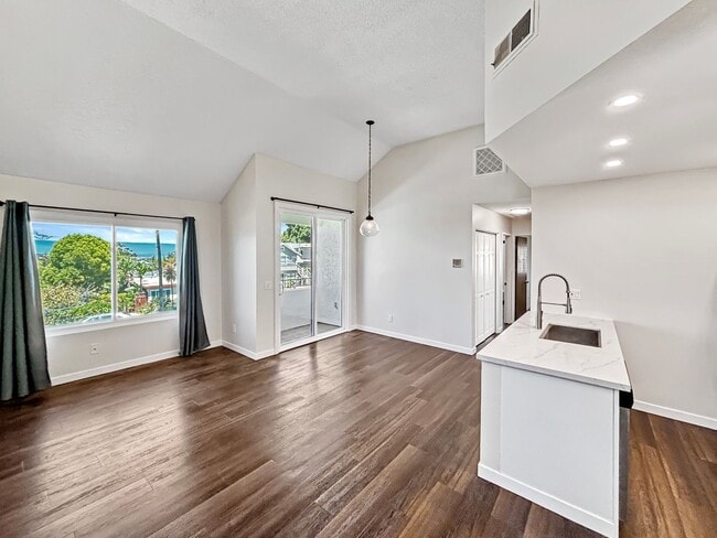 Building Photo - Stunning 2BD/2BA Condo in University Heigh...