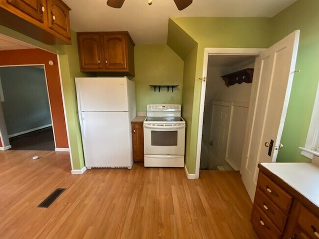 Foto del edificio - Fenced Yard + Porch in Goodyear Heights—3B...