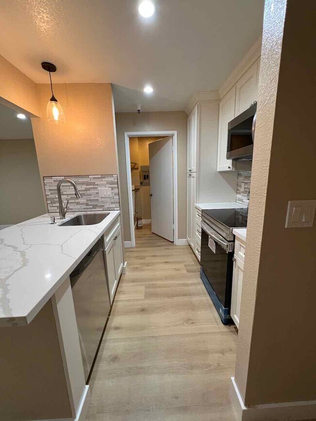 New stainless steel appliances. French door refrigerator with external water/ice dispenser. - 3183 Wayside Plz