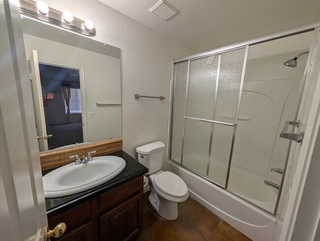 Building Photo - Tramonto Townhome - Tri-level