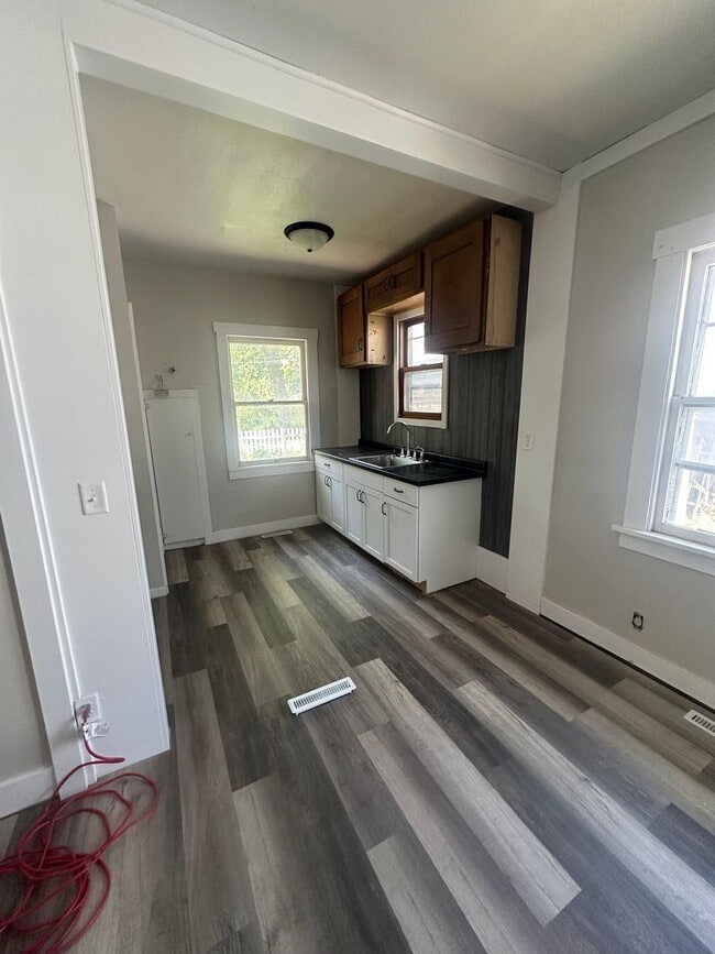 Building Photo - CENTRALLY LOCATED 2 BEDROOM