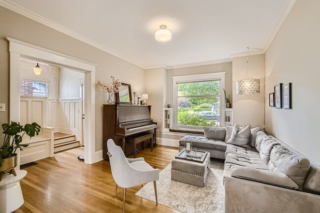 Building Photo - Queen Anne Home