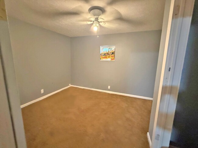 Building Photo - 4 BED 1 BATH SINGLE FAMILY HOME IN THE UNI...