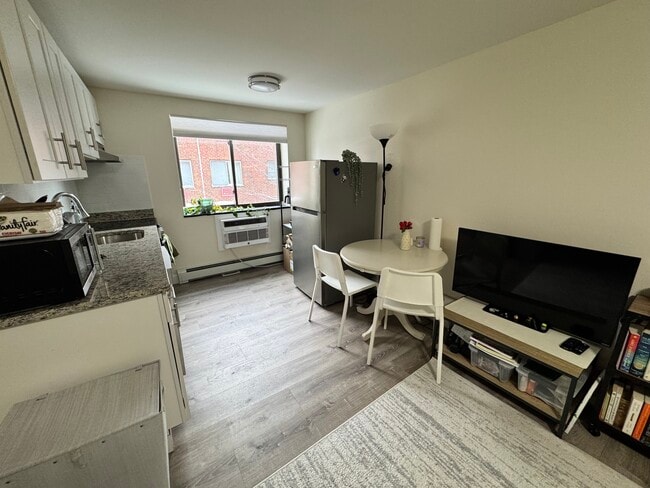 Building Photo - 16 Chester St