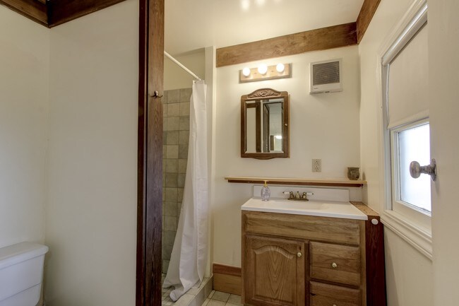 1722 Basement Full Bath - 1722-1724 La Vereda Rd