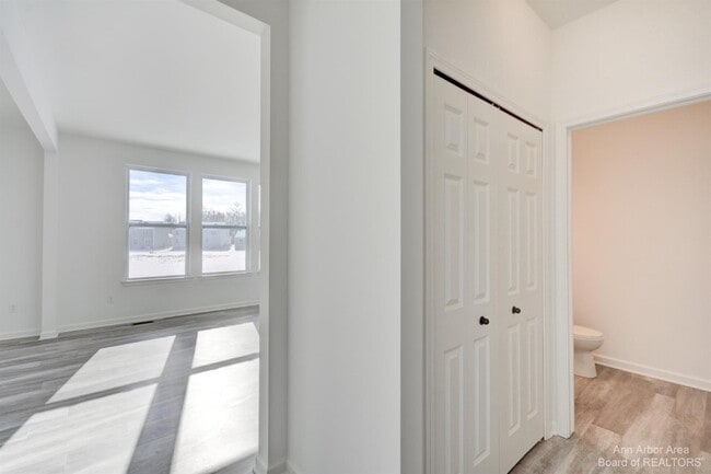 Building Photo - 9480 White Tail Dr