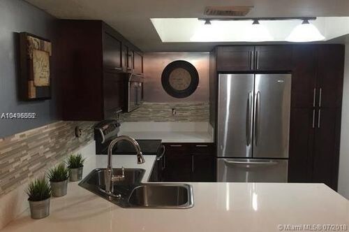 Foto principal - 10865 NW 7th St