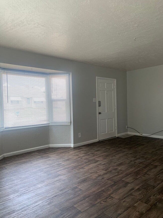 Building Photo - 218 S Lakeview Dr