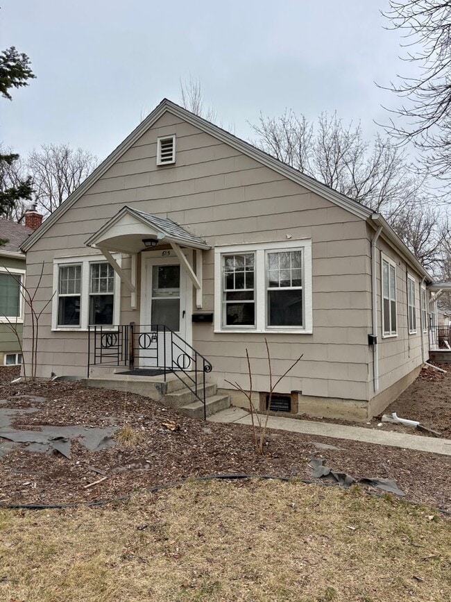 Building Photo - 828 1/2-615 1/2 Miles Ave